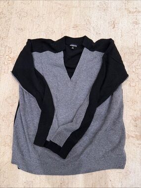 Minnie Rose Men's V-Neck Colorblock Sweater in Gray and Black